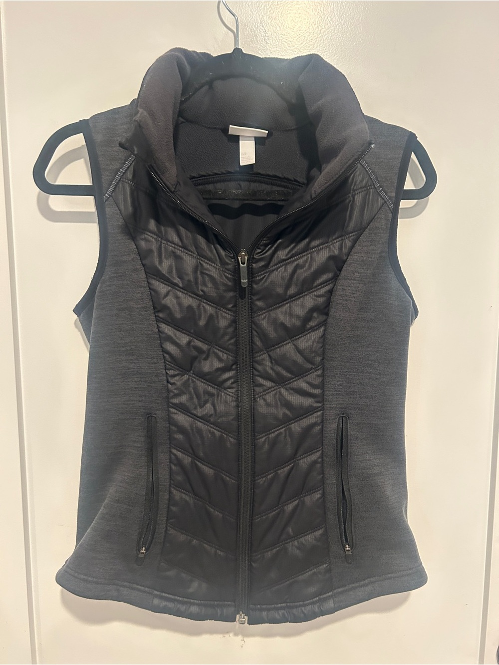 ZELLA woman’s black puffer vest size medium - Picture 2 of 6